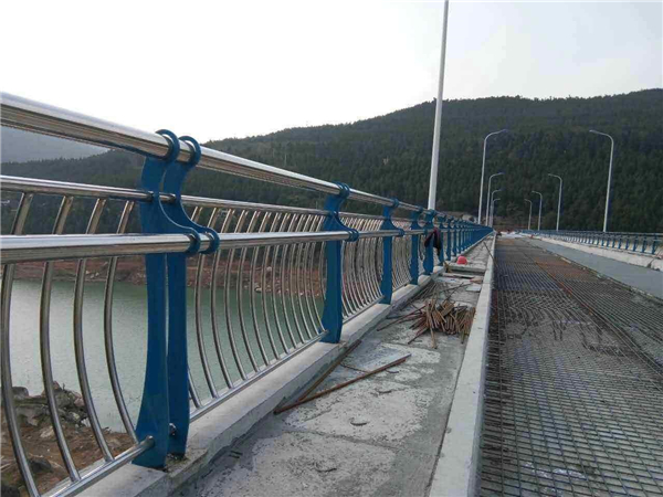门头沟不锈钢桥梁护栏的特点及其在桥梁安全中的重要作用