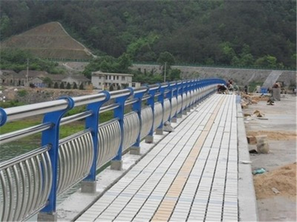 门头沟不锈钢桥梁护栏的特性及其在现代建筑中的应用